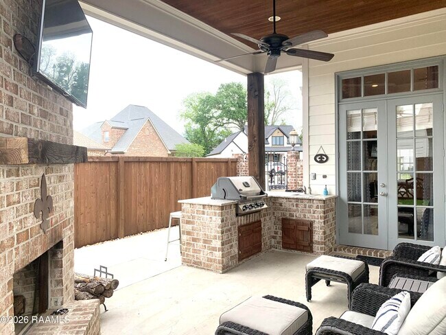 Building Photo - 200 Cypress View Dr