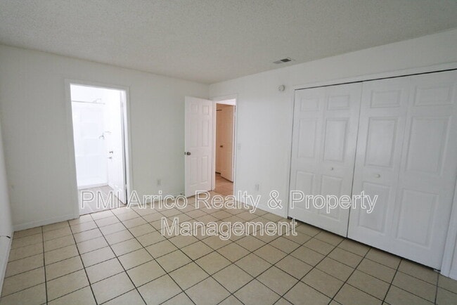 Building Photo - 3253 Bloomingdale Villas Ct