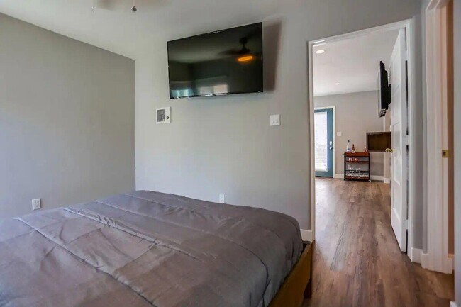 Building Photo - 812 Island Ct