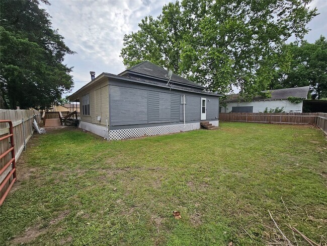 Building Photo - 11 Smith Dr