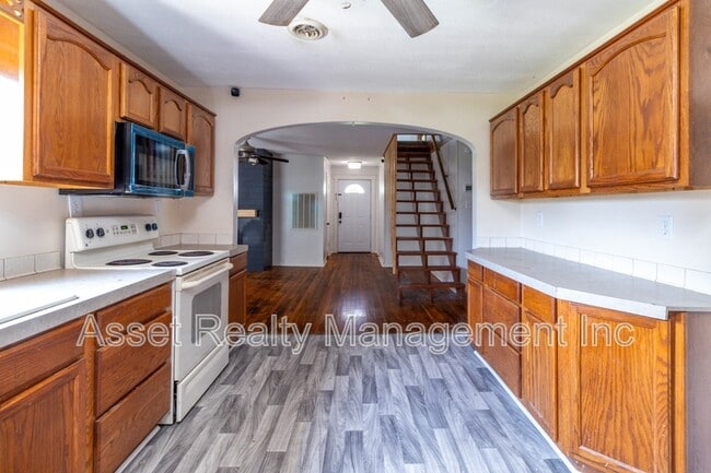 Building Photo - 817 Ridgeview Dr