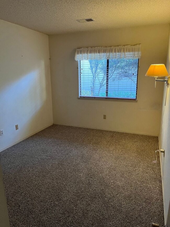 Building Photo - 2 Bedroom, 2 Bathroom home on King Court.