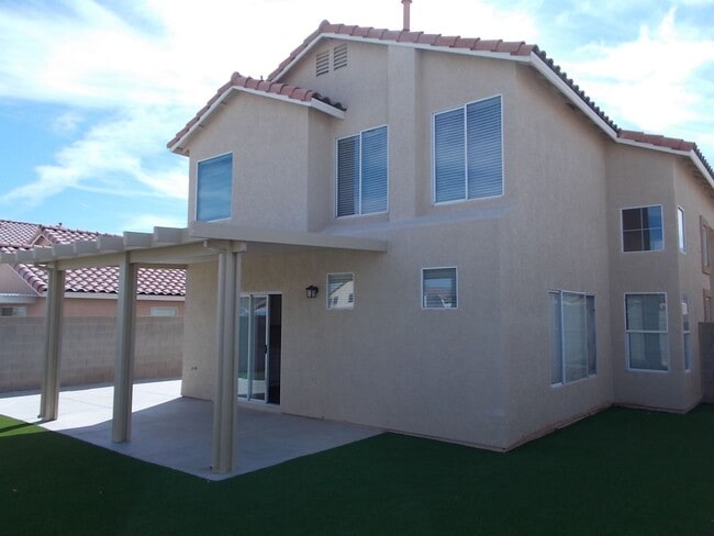 Building Photo - Desirable Move-In Ready Home with Loft, Fireplace & Oversized Garage