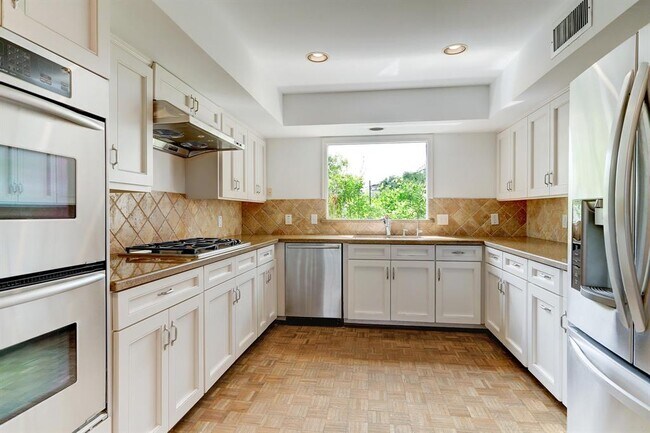 Building Photo - 2607 Avalon Pl
