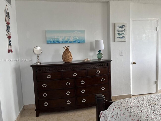 Building Photo - 2920 Point E Dr