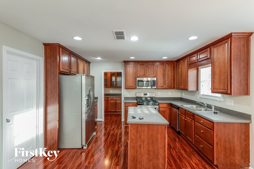 Building Photo - 1528 Park Knoll Trail NE