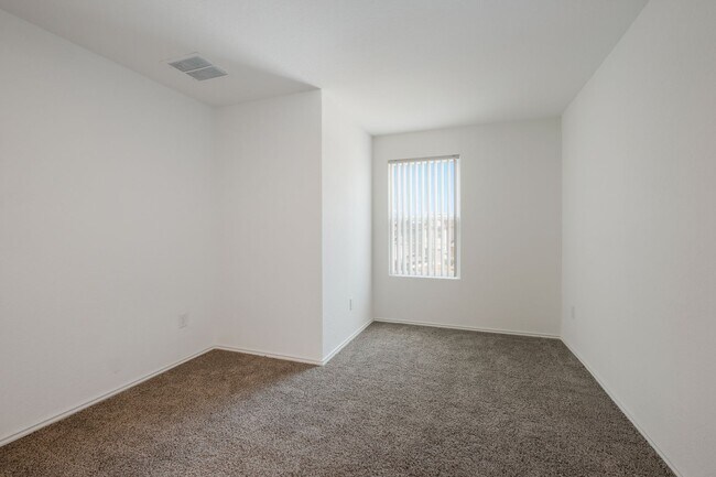 Building Photo - Lovely Rancho Primera Property