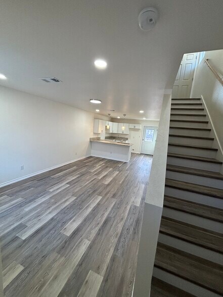 Building Photo - 925 River Rd