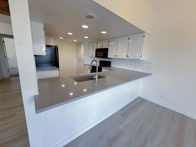 Building Photo - 300 W 2025 S
