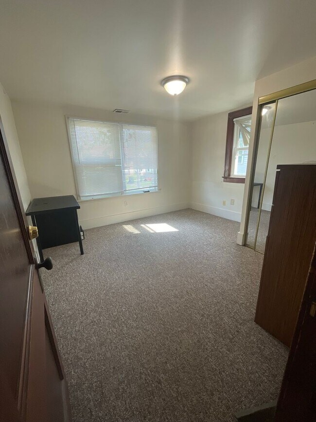 Building Photo - 926 Sylvan Ave