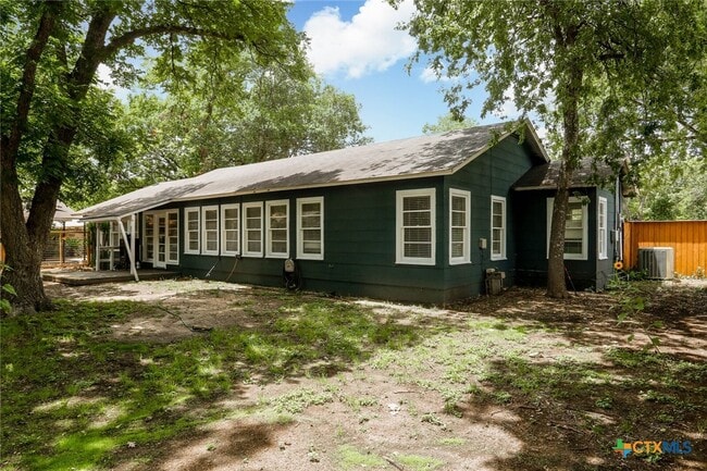 Building Photo - 621 Hackberry St