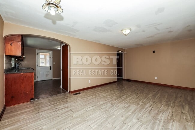 Building Photo - Three bedroom, one bathroom single home in Springfield