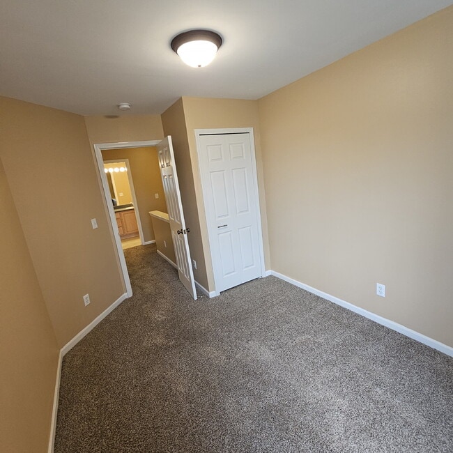 Building Photo - 2 Bedroom, 1.5 Bathroom Townhouse. Large L...