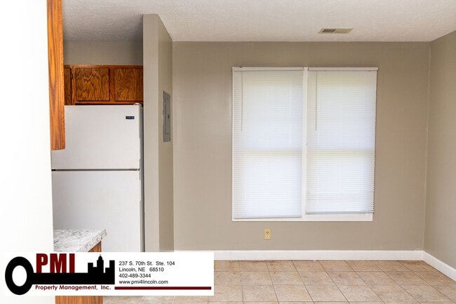 Building Photo - 3 Bedroom and 1.5 bathroom Duplex for rent