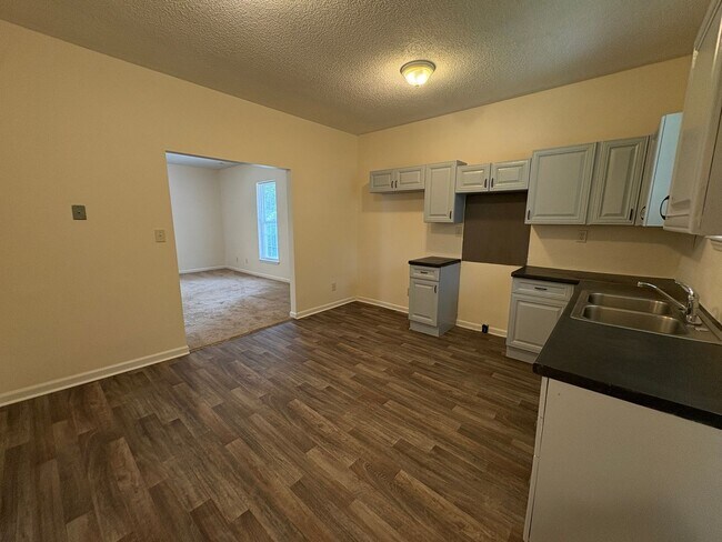 Building Photo - Cozy Two Bedroom Home!