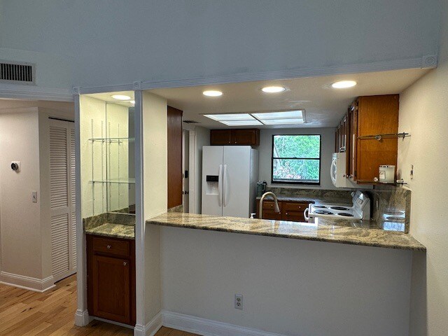 Building Photo - 222 Woodlake Wynde