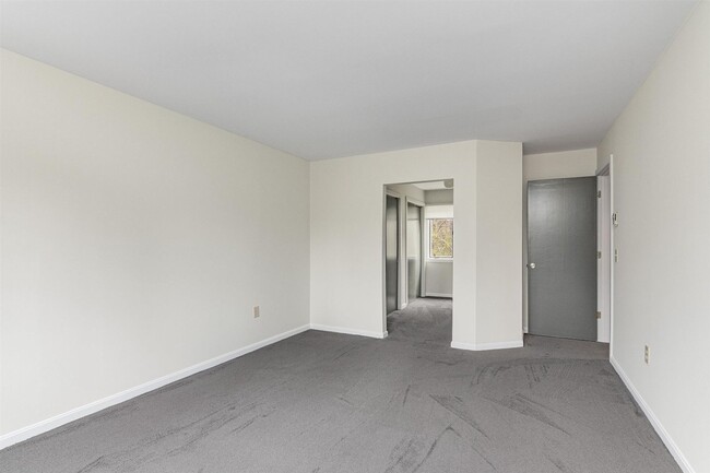 Building Photo - 2BD/1.5BA Shelburne Townhouse