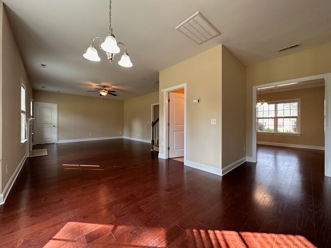 Building Photo - Perfect on Pineflat!