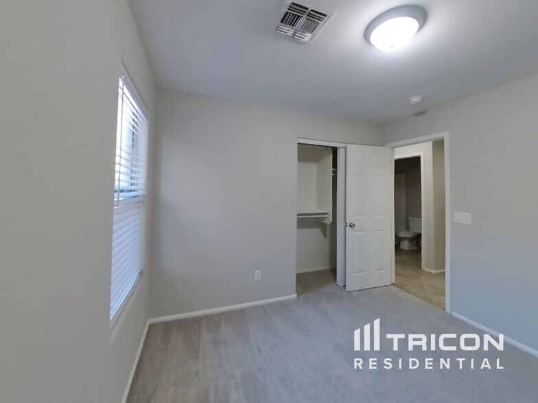 Building Photo - 2116 S 160th Ln