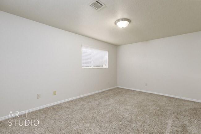 Building Photo - 4 Bedroom 2.5 Bath Home in Creekside Village