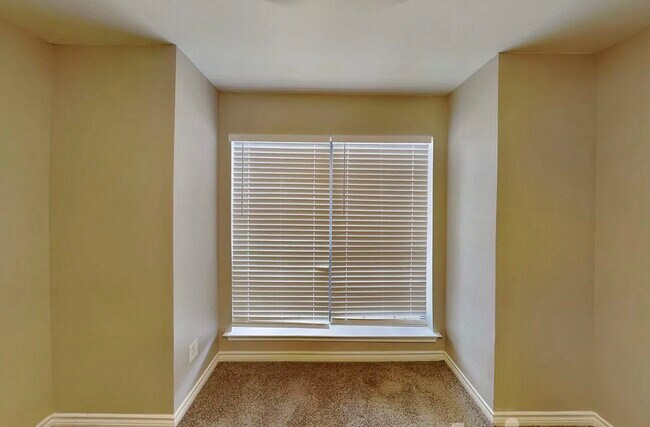 Building Photo - MOVE IN READY