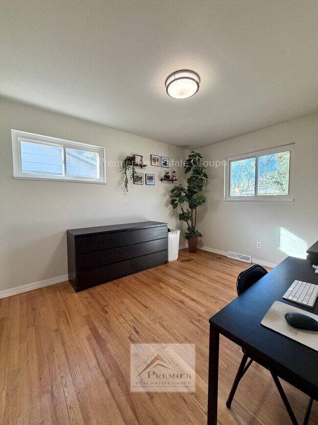 Building Photo - 1122 Pike Dr