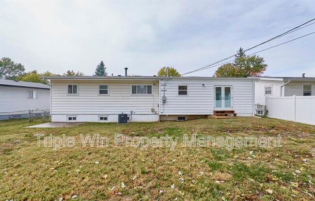 Building Photo - 803 Holiday Ave