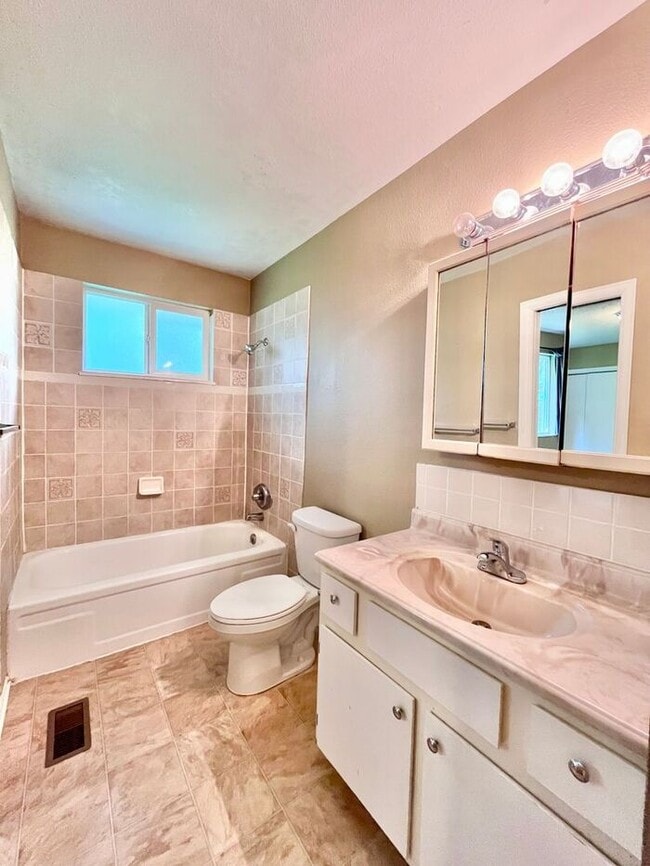 Building Photo - Charming Cottage-Style Ranch with Private ...