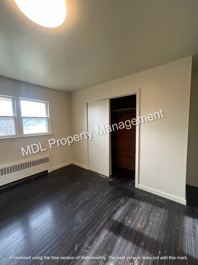 Building Photo - Available NOW! 3 bed 1 bath single family home!