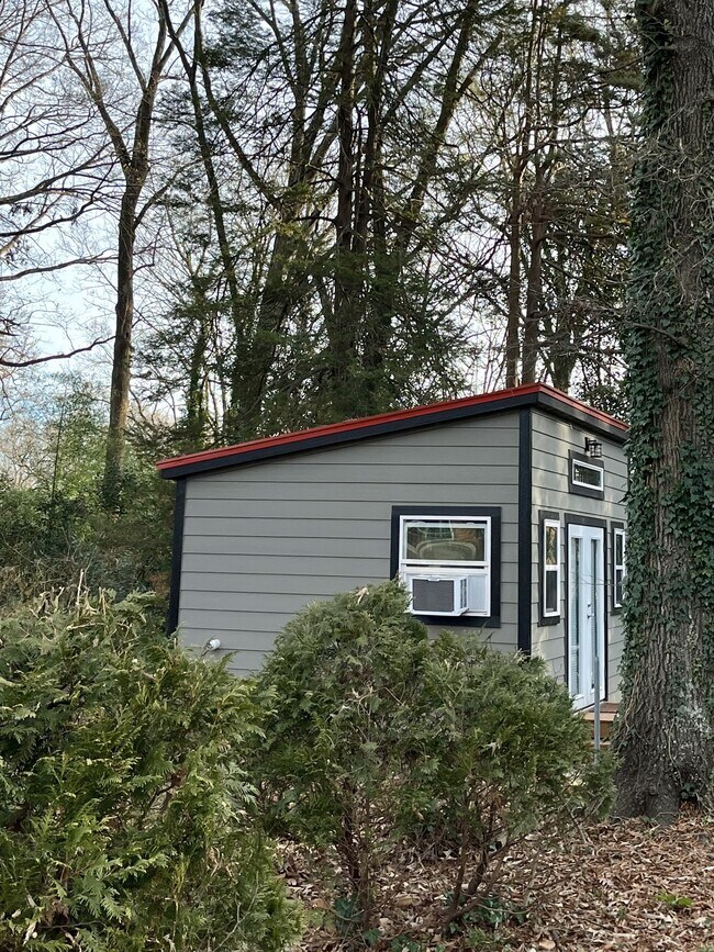 Building Photo - 703 Longview St