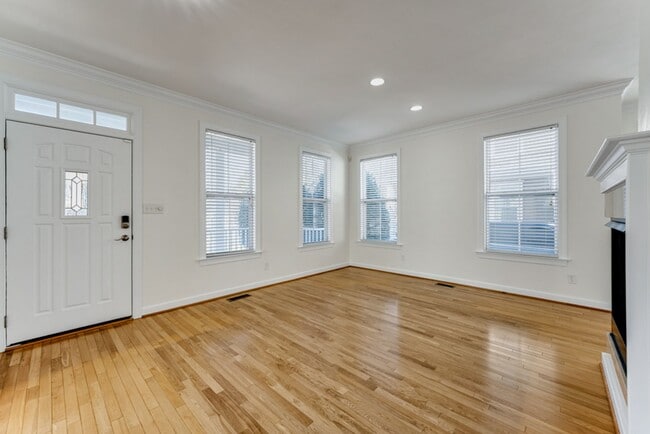 Building Photo - Beautiful Coastal Home for Rent – Ocean View / 17th Bay, Norfolk