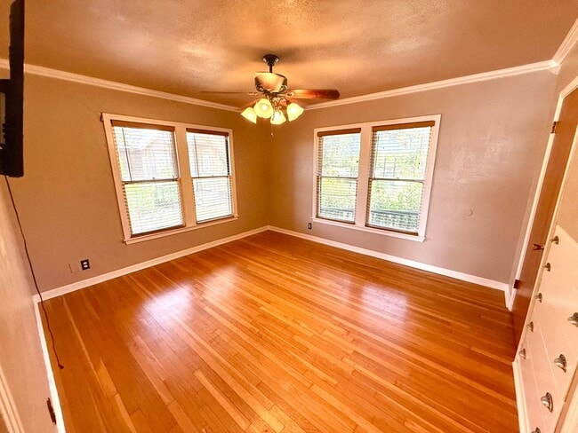 Building Photo - **APPLICATION RECEIVED** *MOVE IN SPECIAL* Gated Home With Hill Country Living Just Minutes From ...