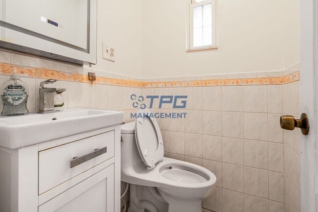 Building Photo - 121 Bentley Ave