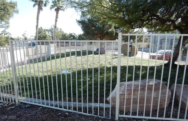 Building Photo - 2607 Country Maple Ave