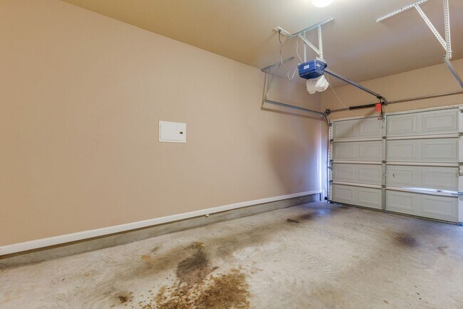 Building Photo - Beautiful 2-Bed, 2.5-Bath Townhouse in Har...