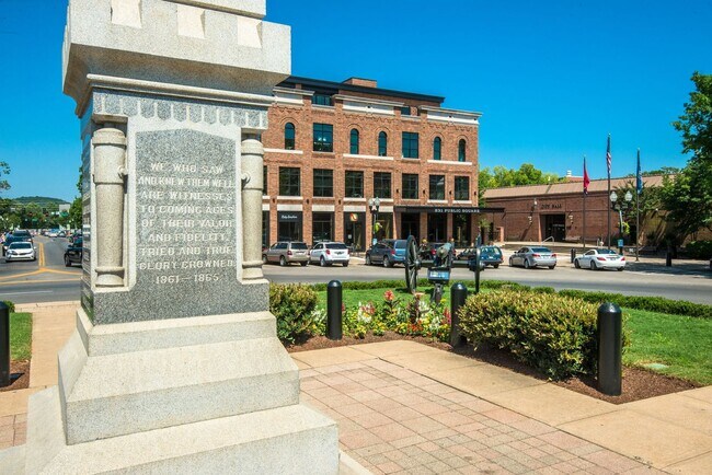 Building Photo - Charming 4BE/3BA Home in Historic Downtown Franklin!