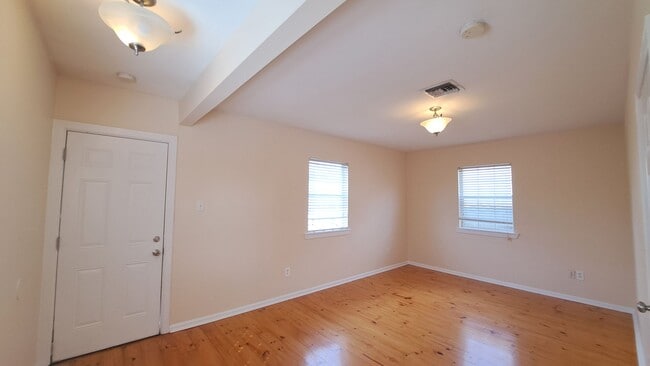 Building Photo - 2300-02 Gravier