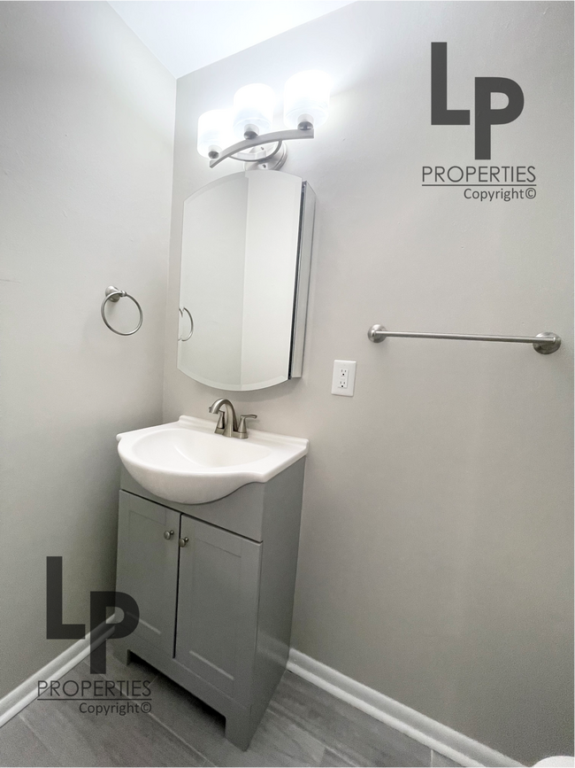 Building Photo - 3479 Greenlawn Dr