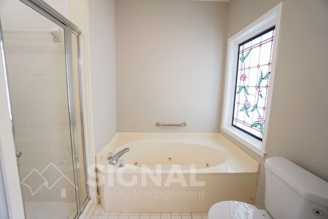 Building Photo - 2825 7 Oaks Cir