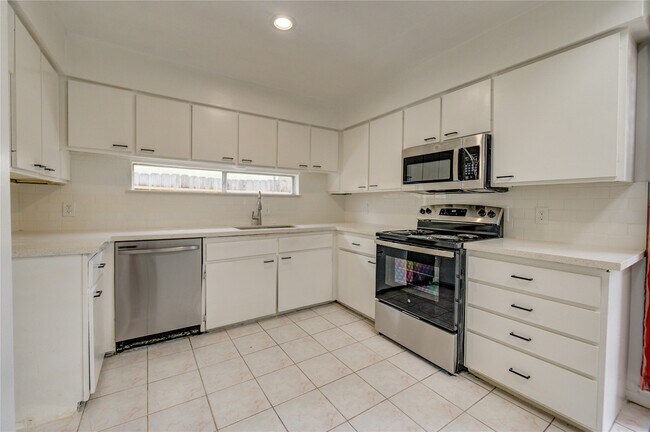 Building Photo - 12327 Fairmeadow Dr