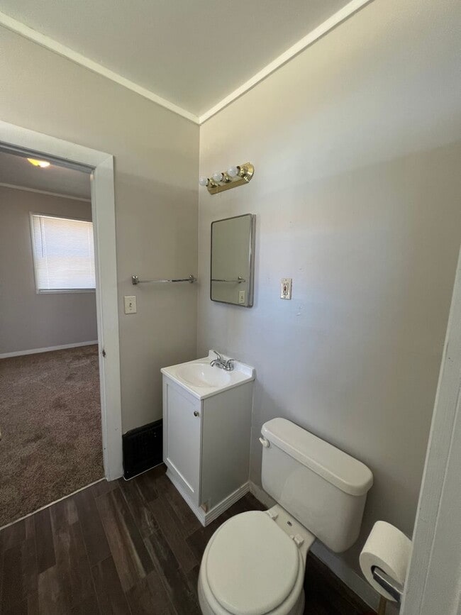 Building Photo - 2 bedroom 1 bath house. off street parking. $1000