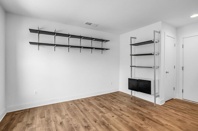 Building Photo - Spacious 4-level Home| 3 bedrooms + Garage parking!