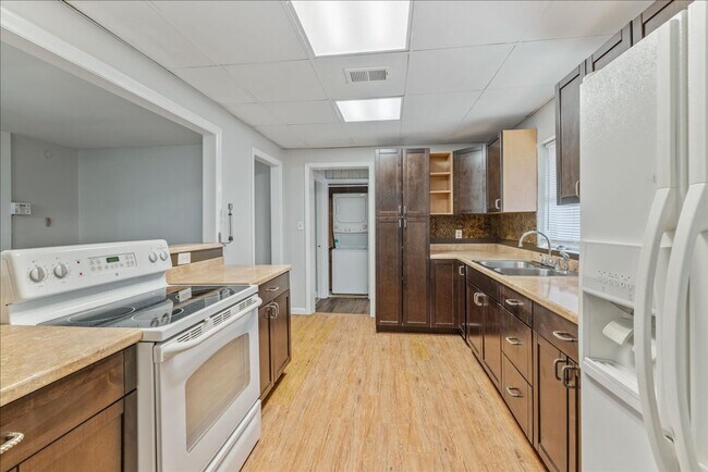 Building Photo - 103 S Chapel Dr