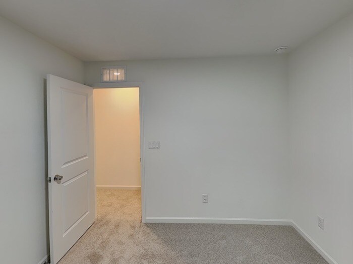 Building Photo - 610 Holly Lks Dr