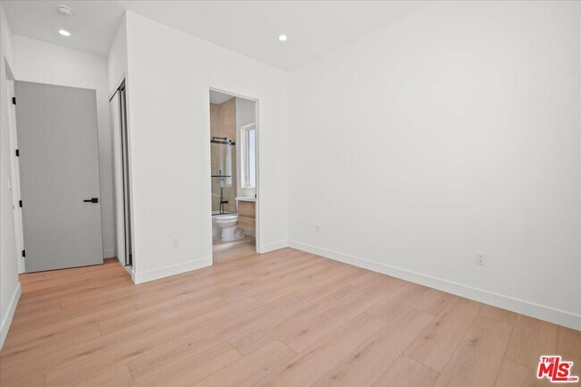 Building Photo - 5214 Satsuma Ave
