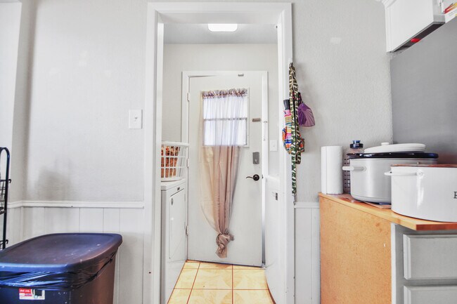 Building Photo - 5625 Amherst St