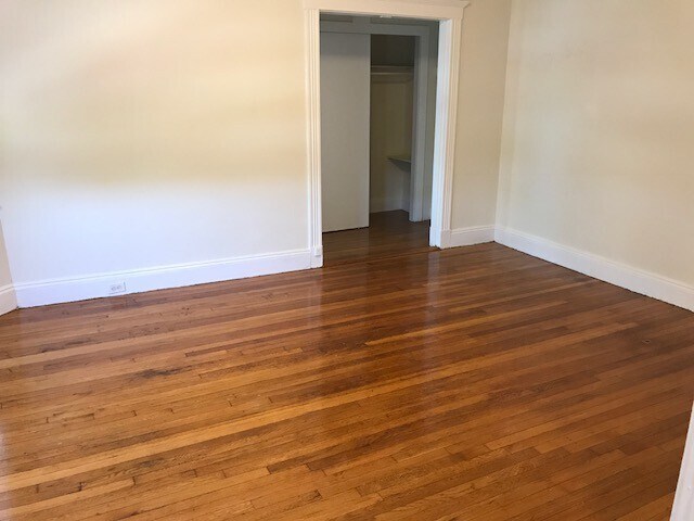 Building Photo - 231-235 Park Dr