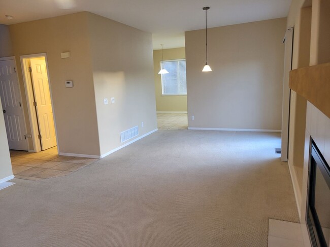 Building Photo - 3 Bedroom, 2.5 Bath Home with A/C - Availa...
