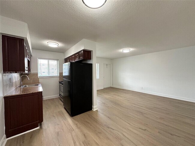 Building Photo - 110 NE 19th Ave