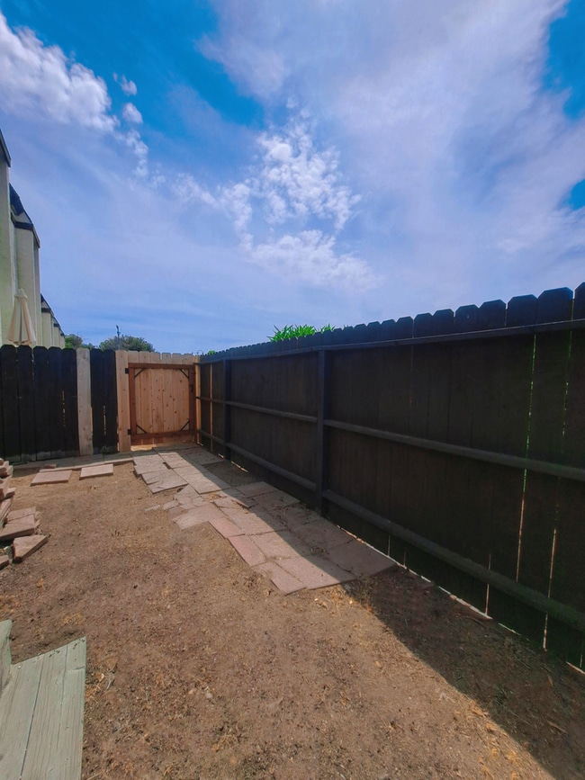 Building Photo - Beautiful 2 Bedroom Condominium Near Fashi...